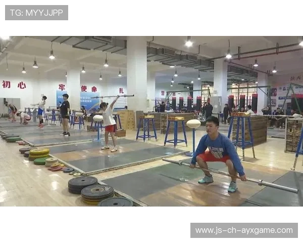 举重训练营组织线下技术沙龙促进教练交流，举重训练方法演进